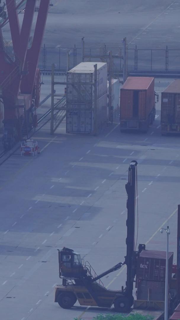 慢镜头升级拍摄材料城市物流港口工作叉车工人装卸集装箱视频的预览图