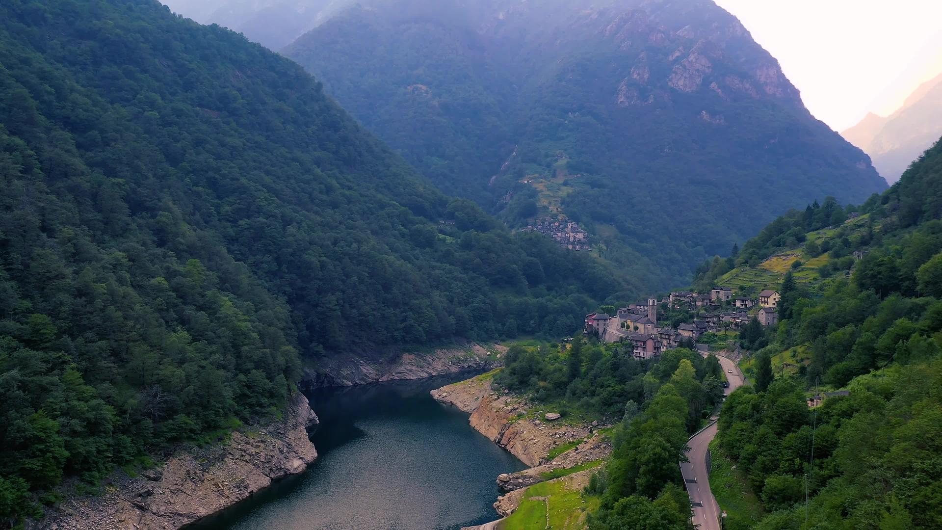 飞往常山高地的韦尔扎斯卡山谷Vogorno村视频的预览图