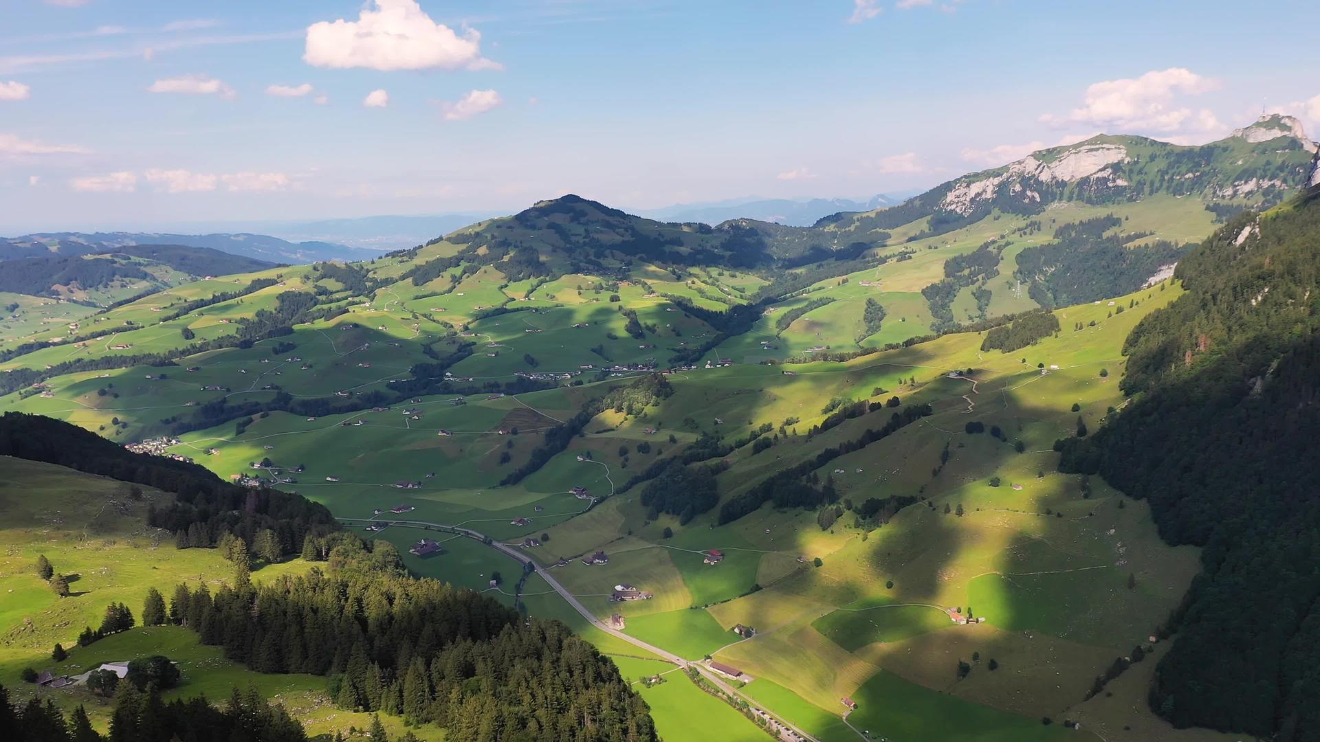 在瑞士的一个山谷里 叶比纳尔普山视频的预览图
