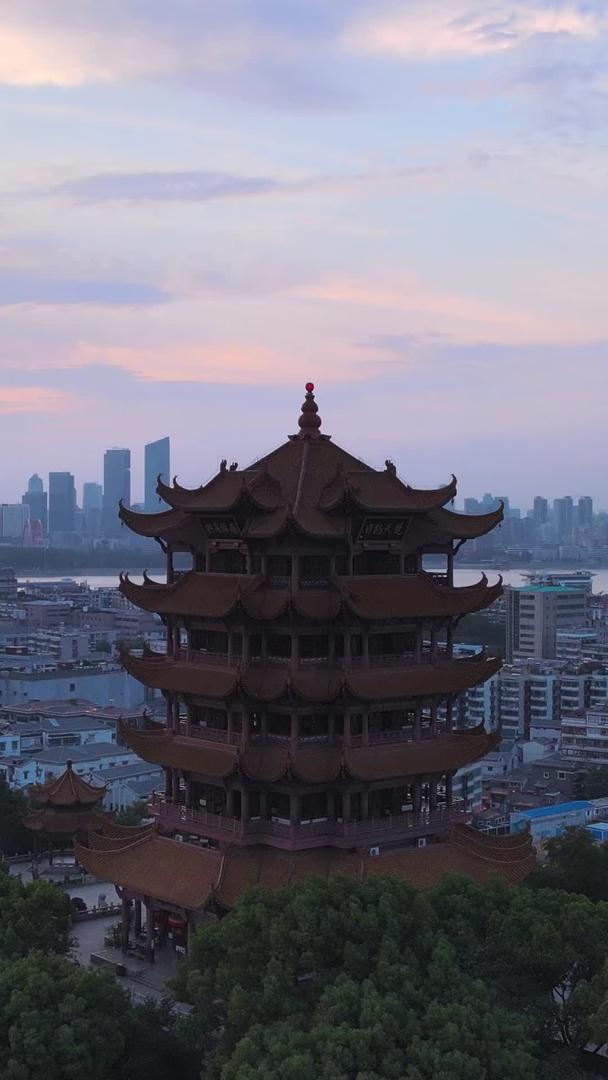 航拍风光城市环绕着武汉5A级旅游景区黄鹤楼素材飞行夕阳落日余晖的天空视频的预览图