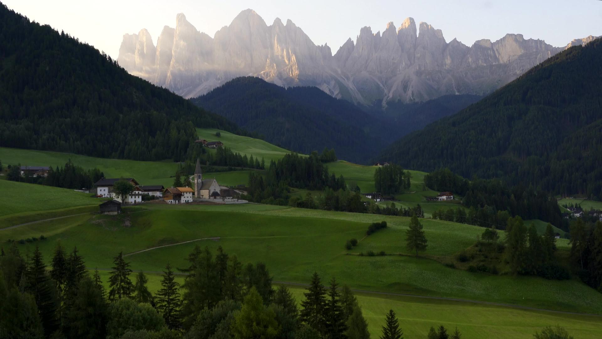 背景中的意大利白烷黄麻山峰Dolomites视频的预览图