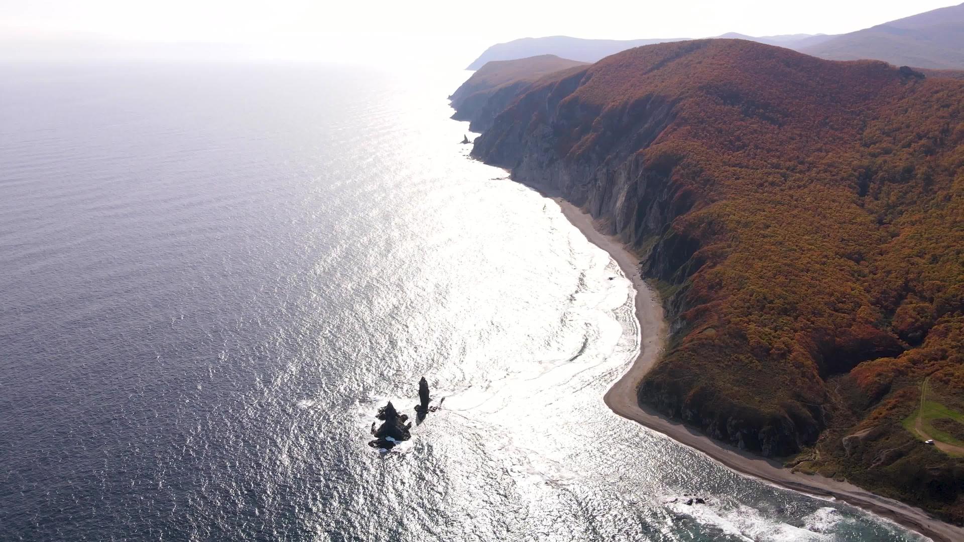 摄像机飞过大海和山丘有秋天的森林Kekur两个兄弟视频的预览图