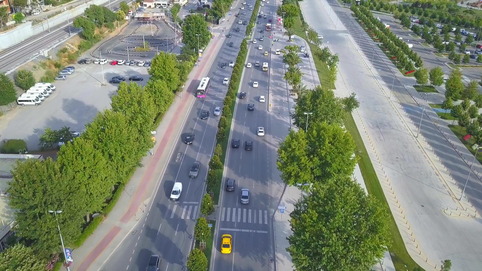 移动汽车和公共汽车在伊斯丹布尔的主要通道上的空中视线视频的预览图