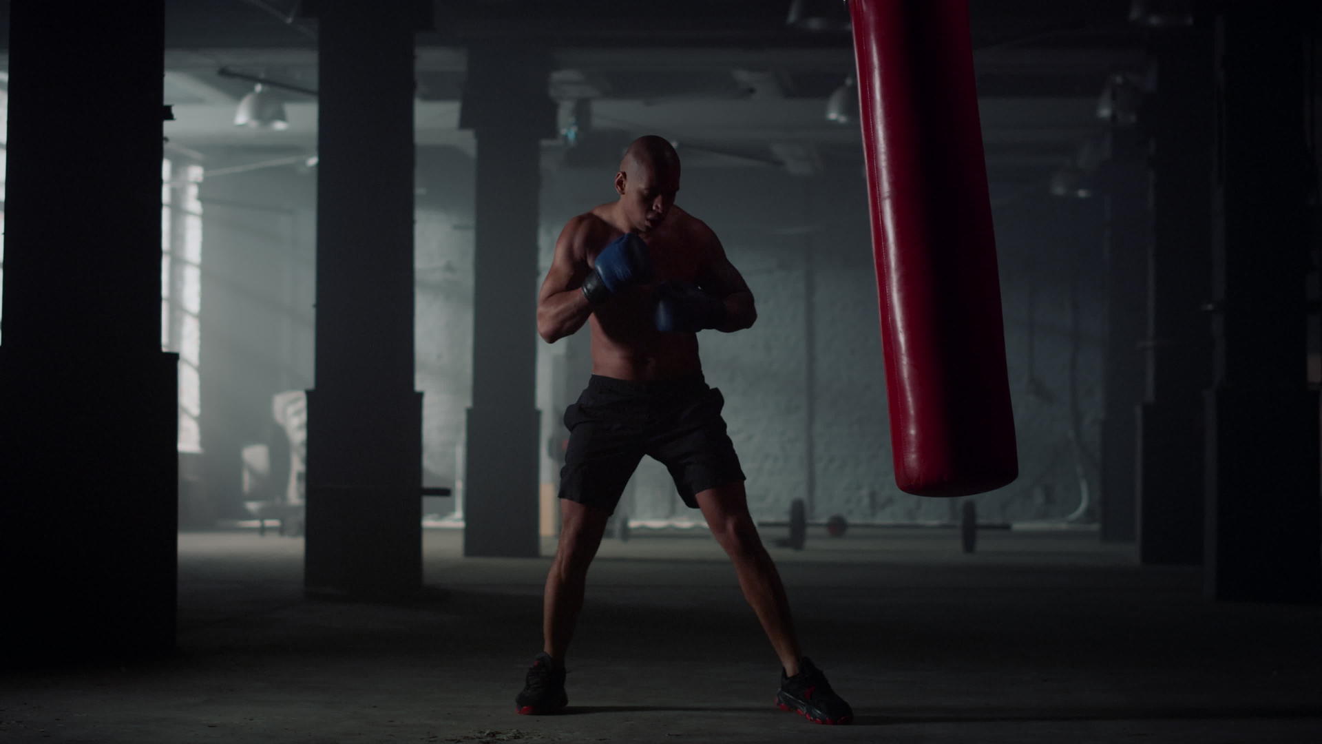 男拳击手练习跆拳道视频的预览图