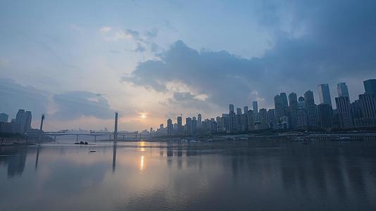 8k重庆南滨路烟雨公园城市天际线日落视频的预览图