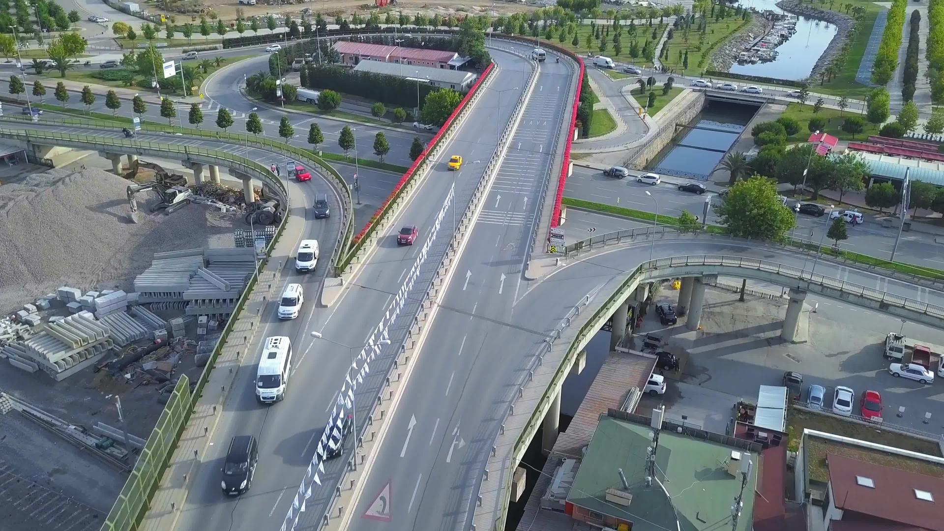 当一座桥横跨街道和河边沿海公路的多层交叉口时视频的预览图
