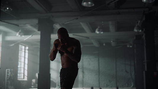 男子在健身房练习拳击视频的预览图