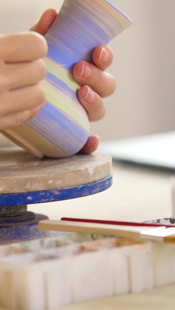 手工制作陶器绘画图案上色视频的预览图