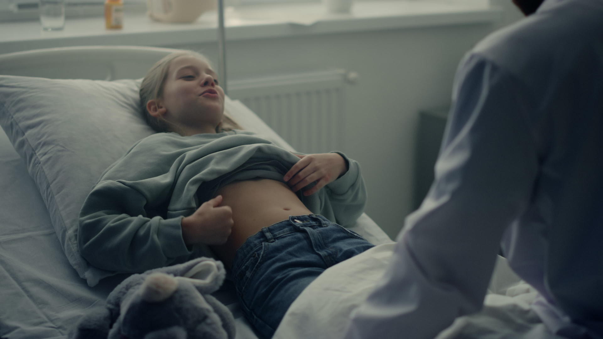 可爱的女孩躺在病床上等待医生的检查视频的预览图