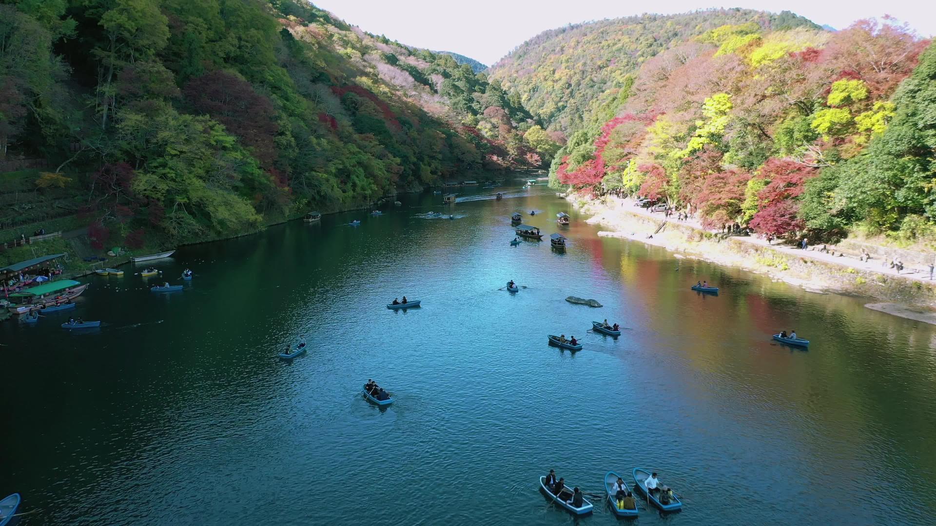秋天的河流和船只阿拉西山京都日本视频的预览图