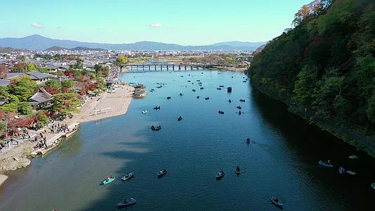 秋天的河流和船只阿拉西山京都日本视频的预览图