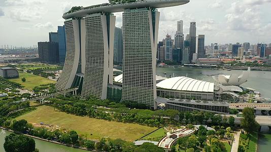 滨海湾花园飞向新加坡天际线新加坡滨海湾视频的预览图