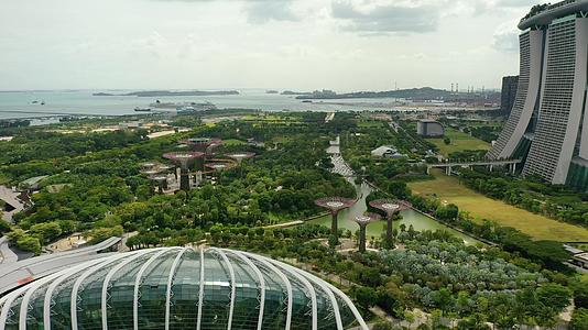 从滨海湾花园到新加坡的天际线视频的预览图