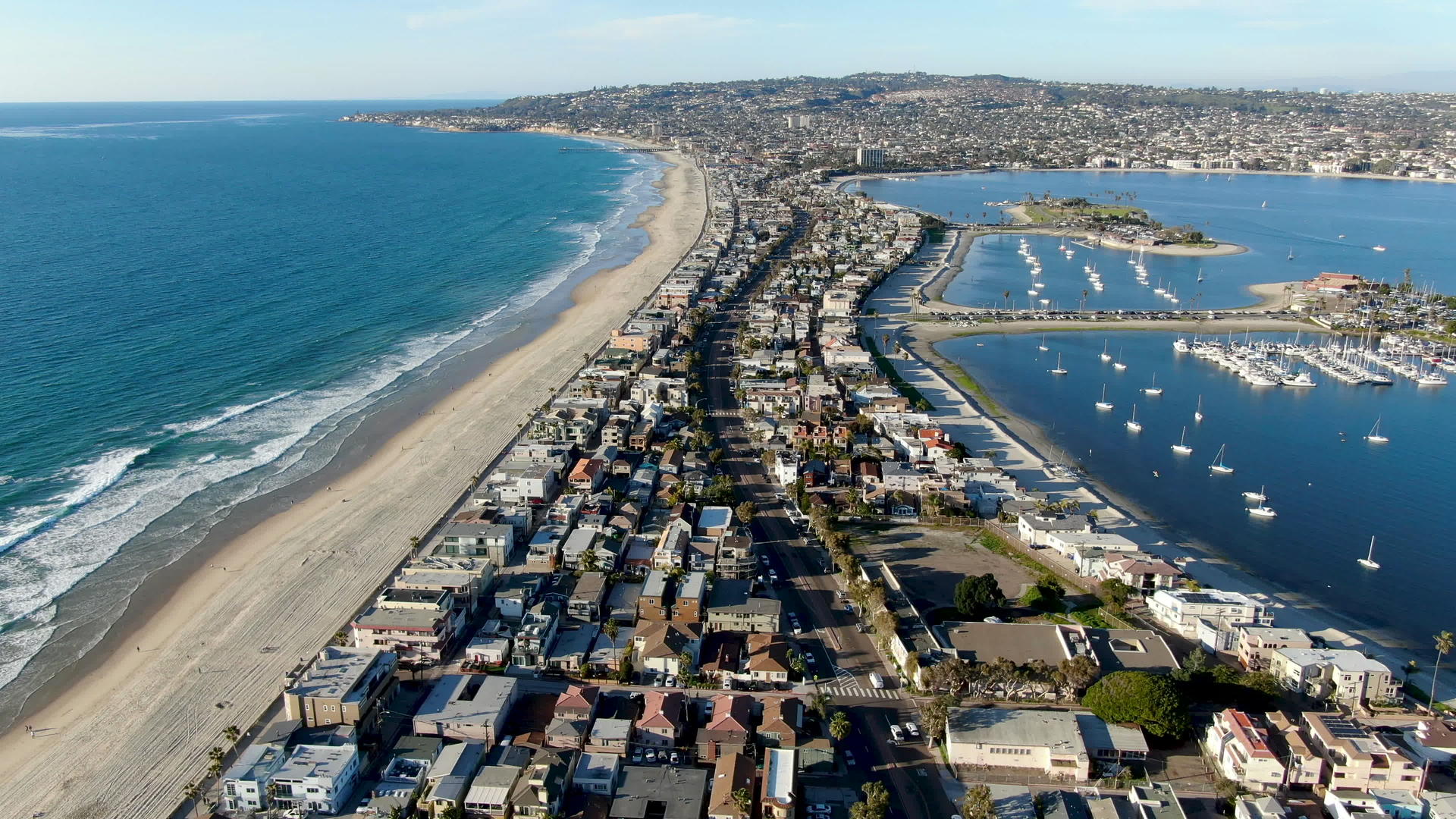 在圣迪戈加利福尼亚州观察飞行海湾海滩的空气视频的预览图