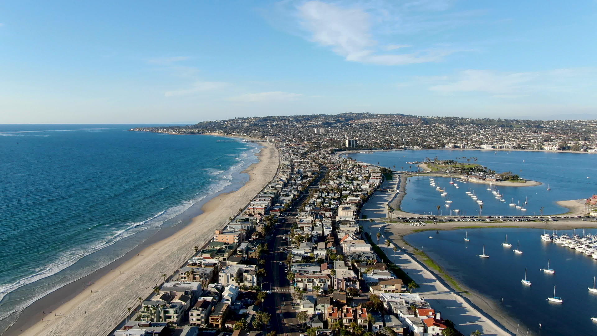 在圣迪戈加利福尼亚州观察飞行海湾海滩的空气视频的预览图