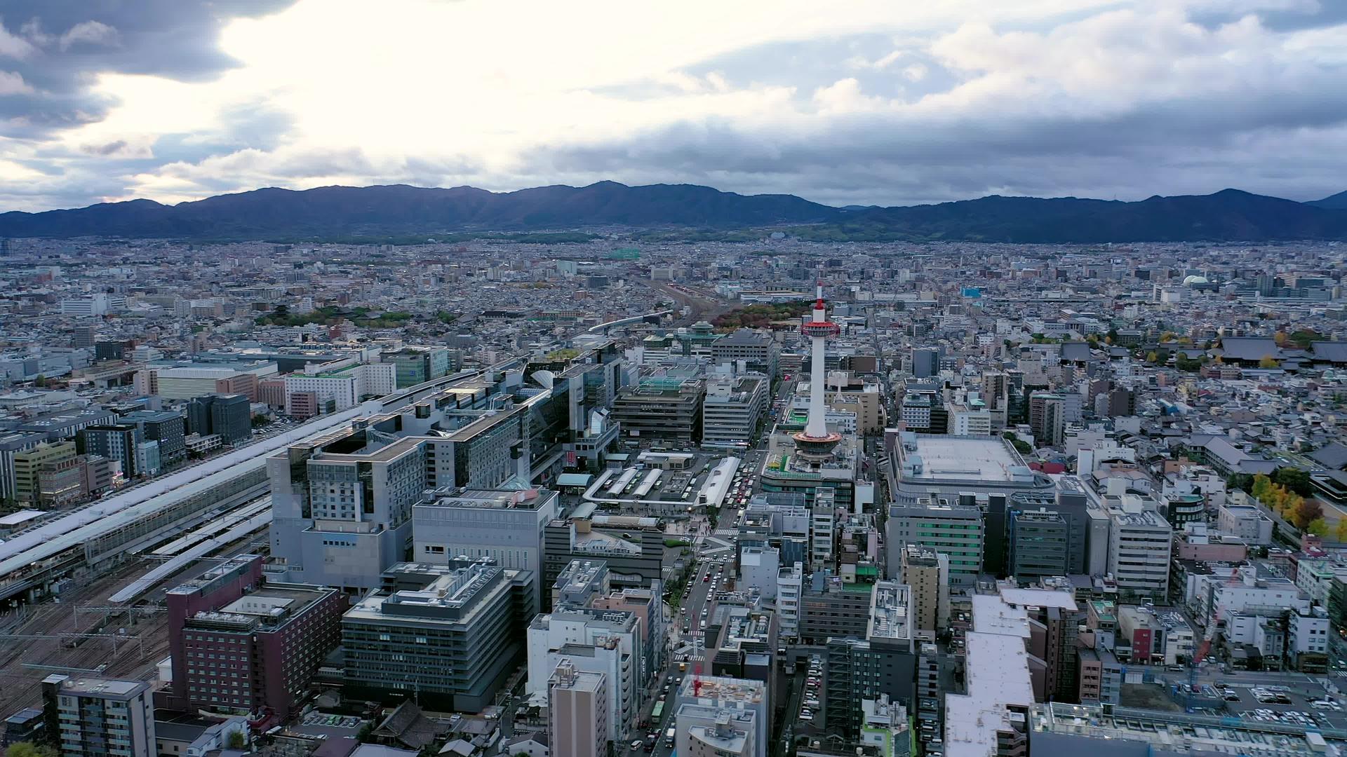 晚上在日本京都的京都塔和有天线观测的建筑视频的预览图
