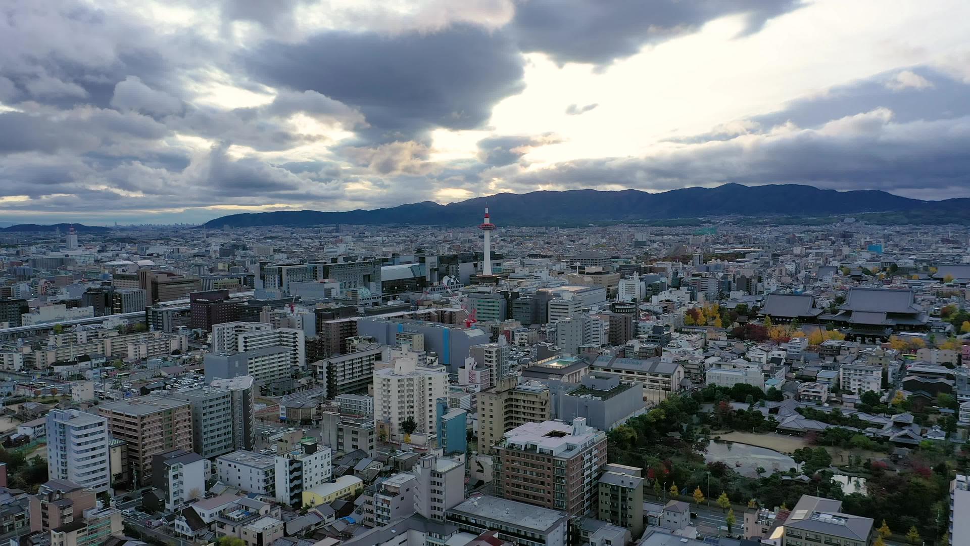 晚上在日本京都的京都塔和有天线观测的建筑视频的预览图