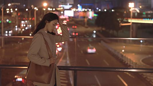 4K秋冬夜晚走在天桥上的女性视频的预览图