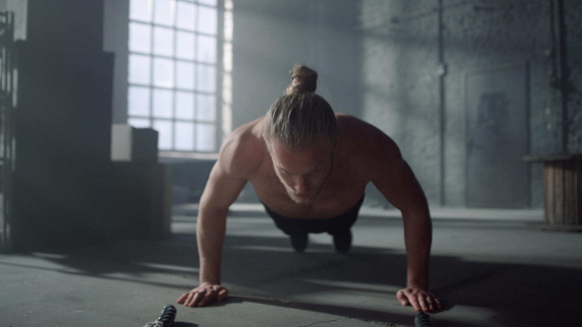 运动员在运动期前做俯卧撑和热身运动视频的预览图