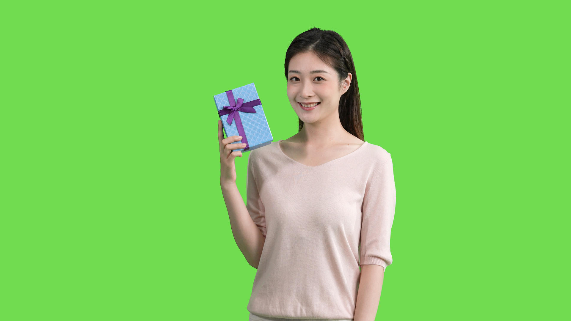4k手拿礼物展示的女生绿幕抠像视频视频的预览图