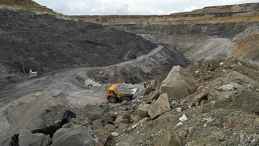 露天煤矿开采挖掘机将土壤装入煤矿视频的预览图