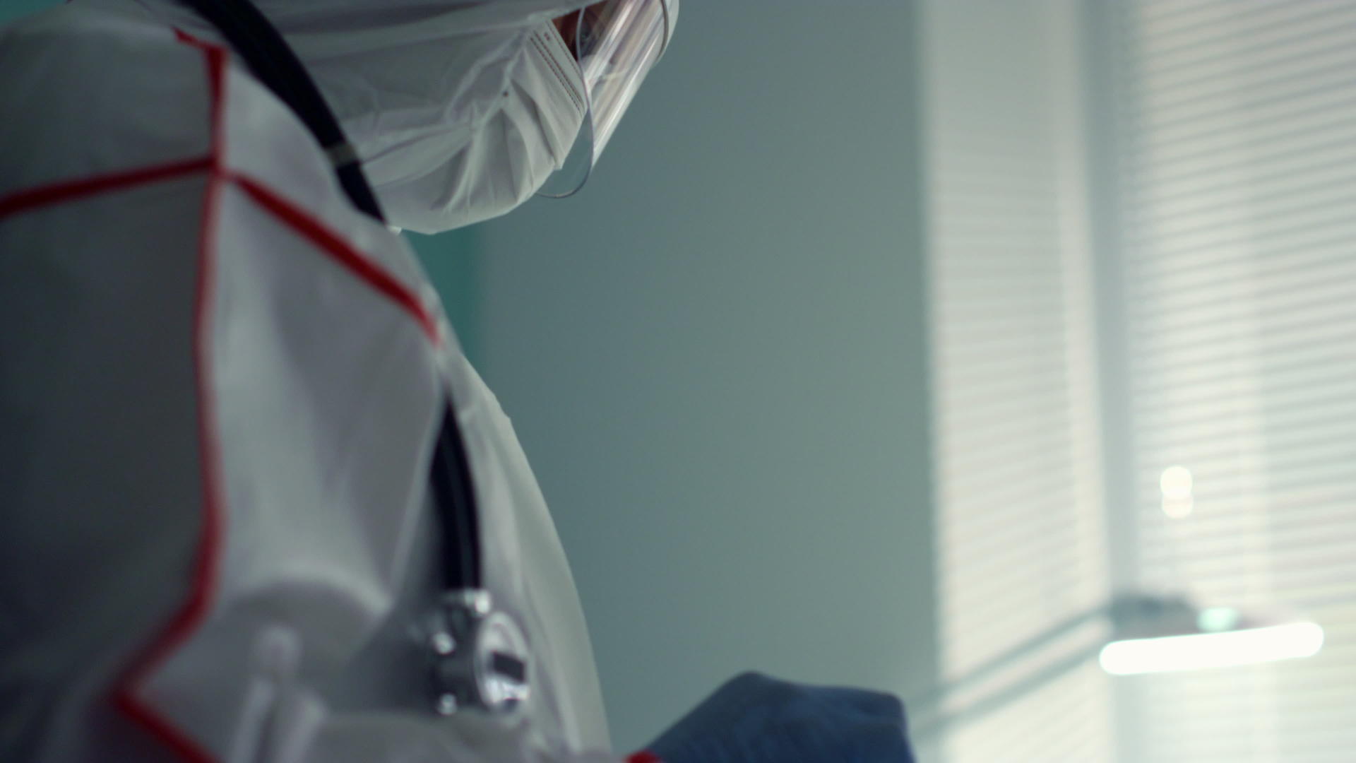 医生在医院病房里穿着医用防护服手持平板电脑视频的预览图