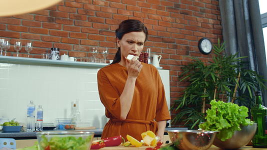 家庭生活减肥女性选择蛋糕或沙拉视频的预览图