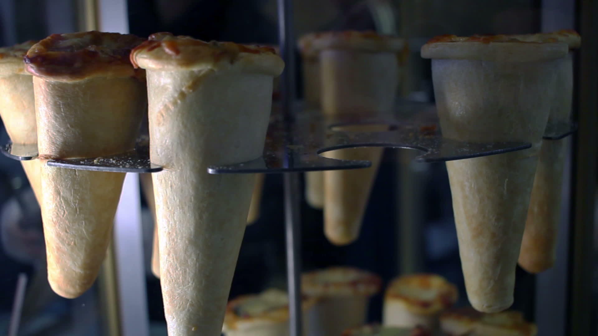 旋转架上的锥形比萨饼街头快餐美味锥形比萨饼视频的预览图