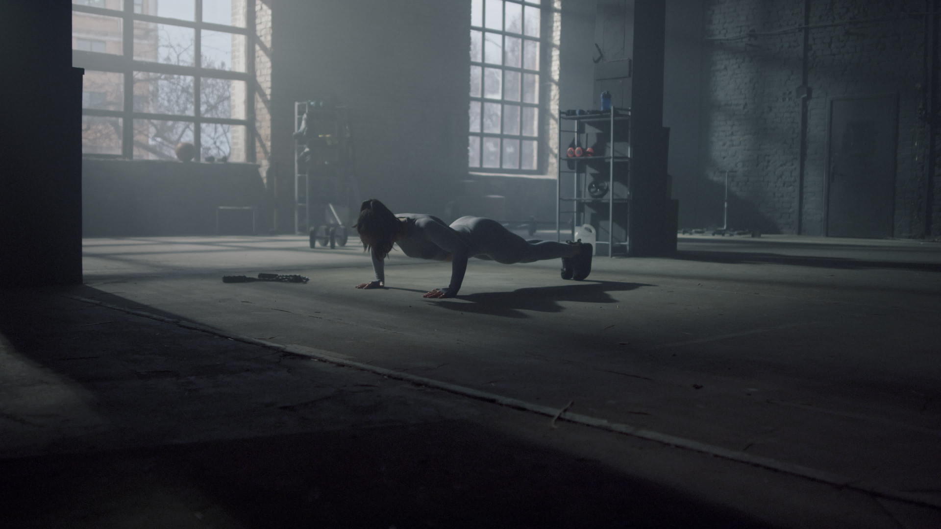 女运动员在地板上做俯卧撑视频的预览图