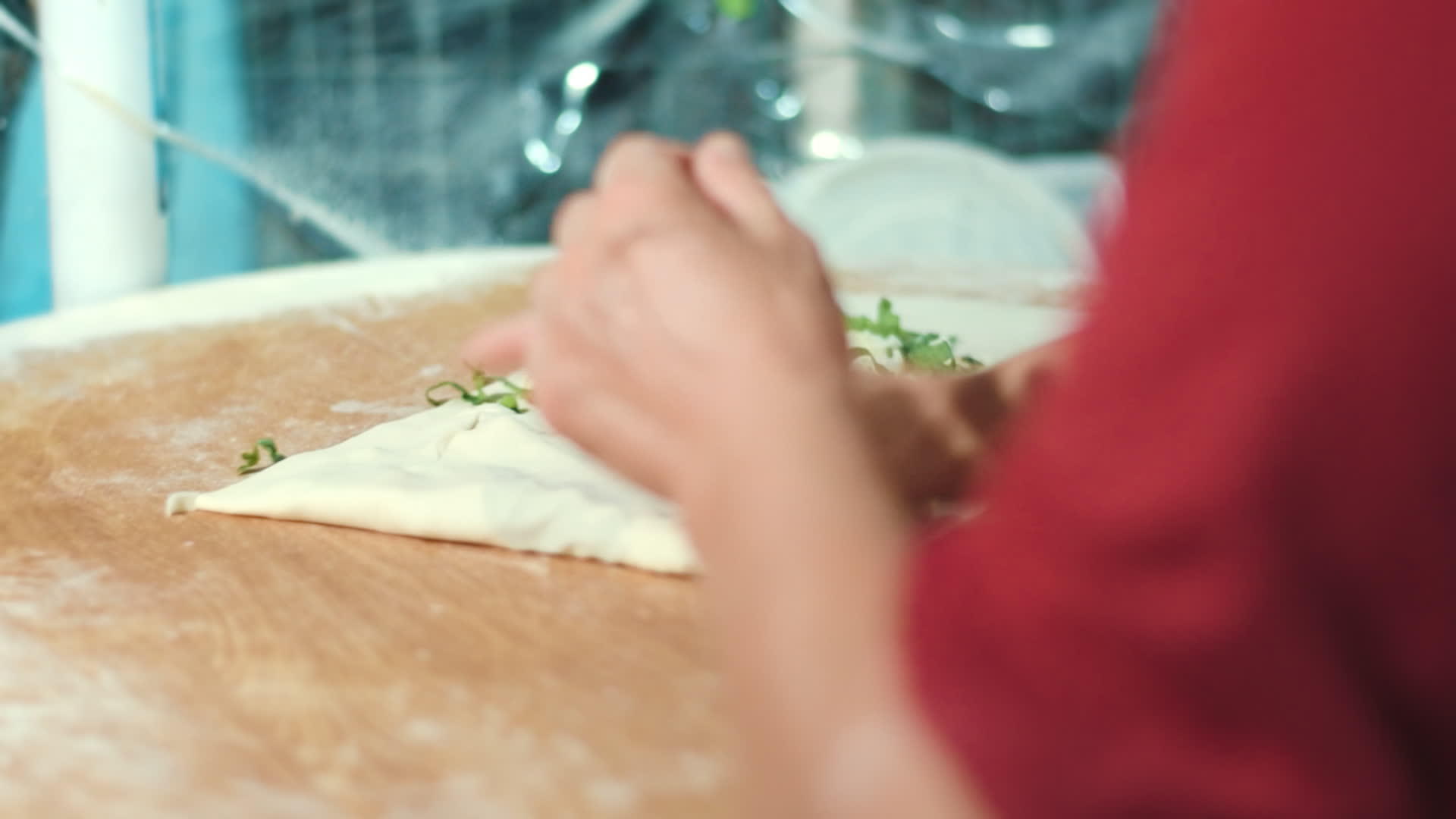 年轻人在厨房做披萨视频的预览图
