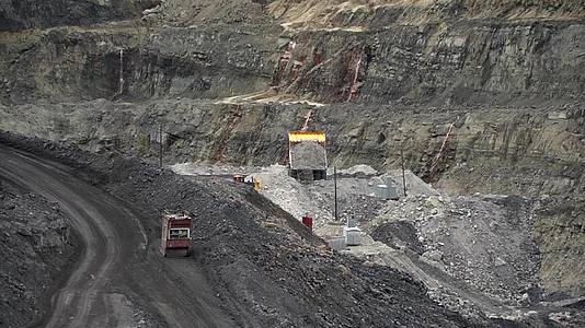 2020年夏天俄罗斯滨海边疆煤矿的一辆自卸卡车将是土壤视频的预览图