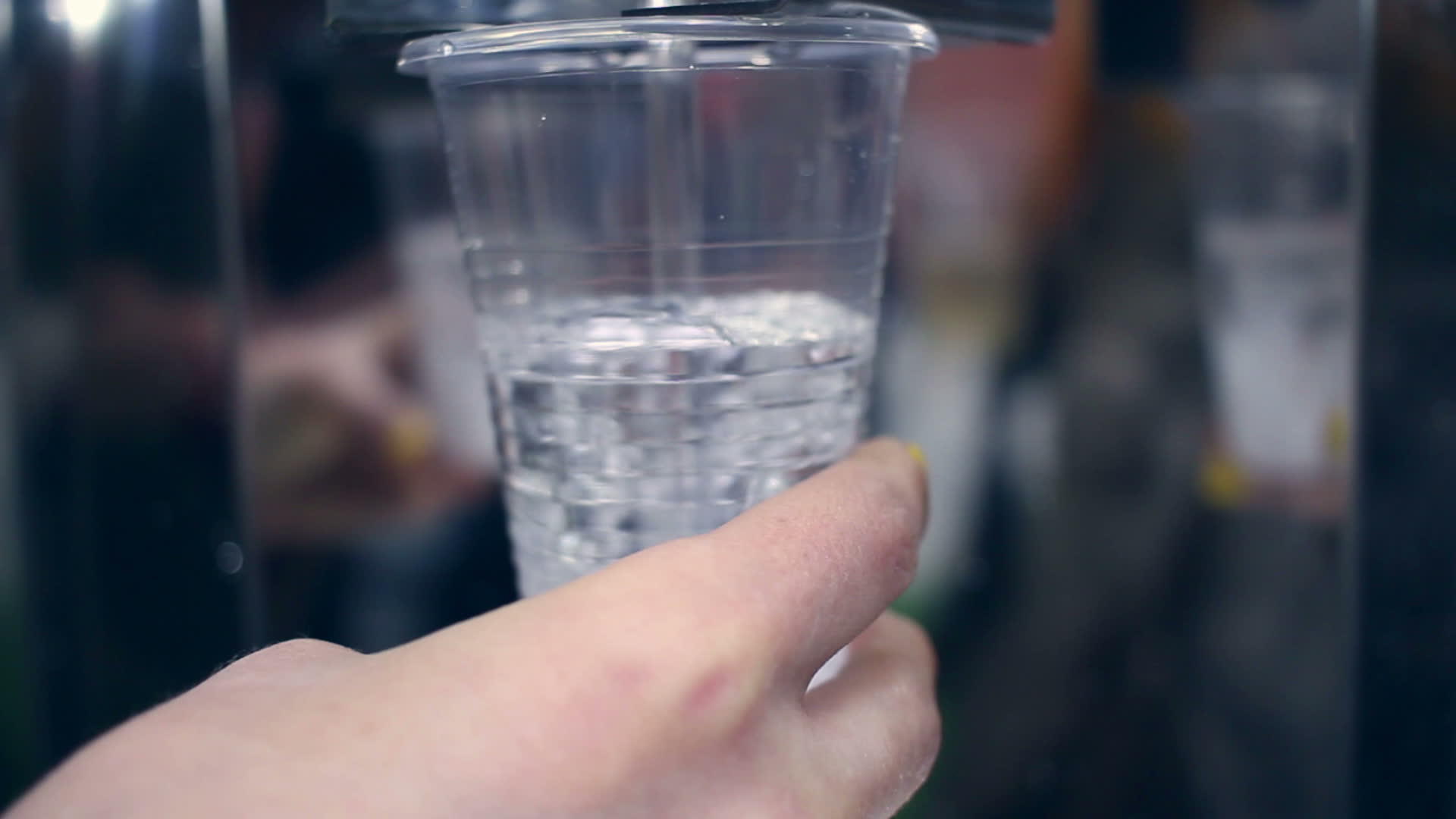 塑料杯手持杯特写镜头流入水中视频的预览图