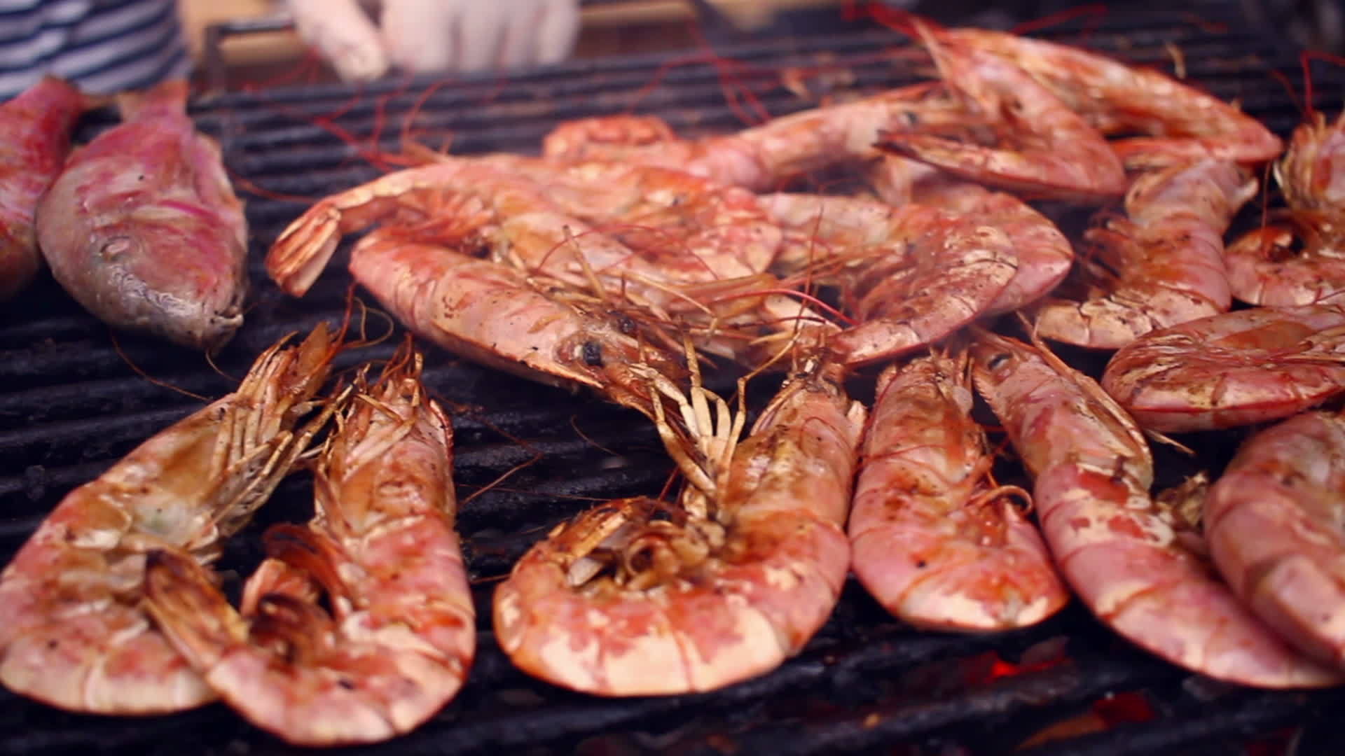 红虾和其它海鲜的全景视频的预览图