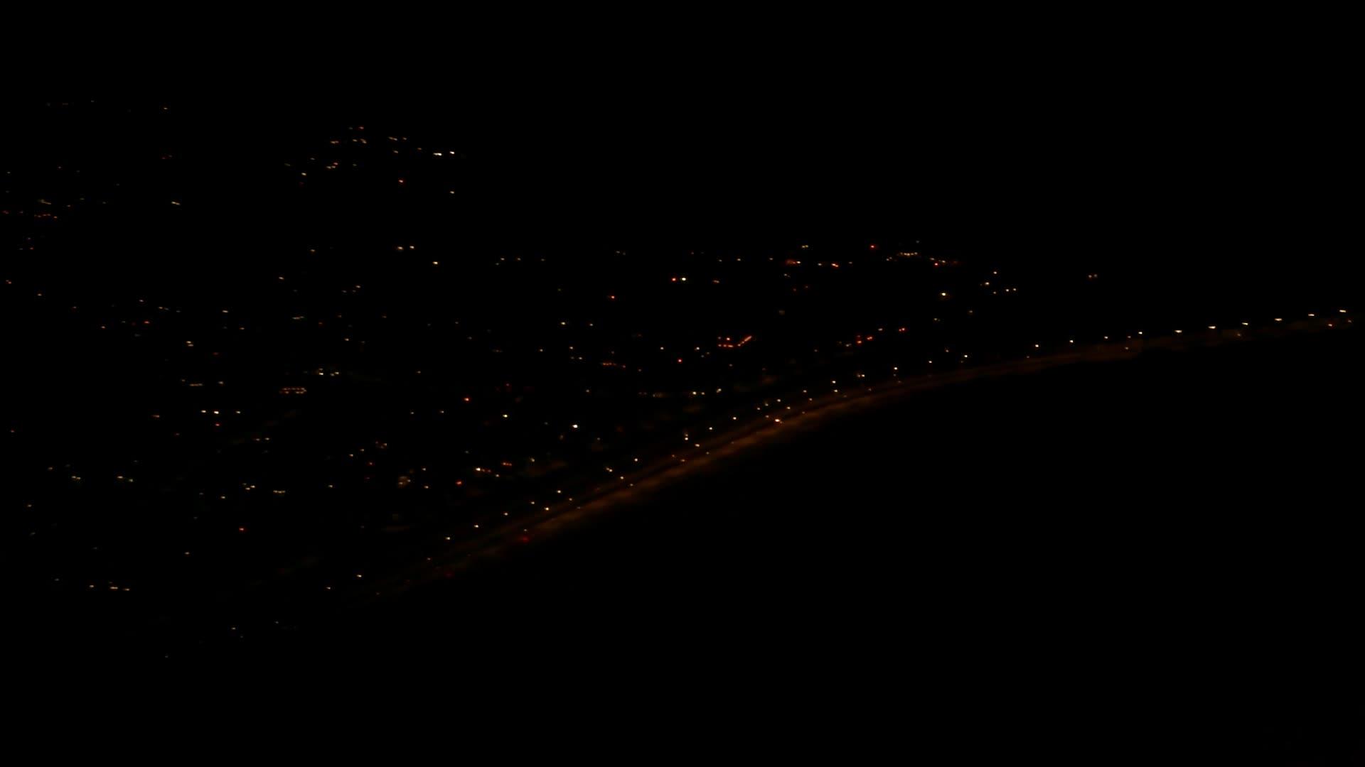 远处的红色城市灯光在天空中视频的预览图