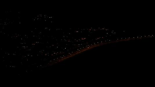 远处的红色城市灯光在天空中视频的预览图