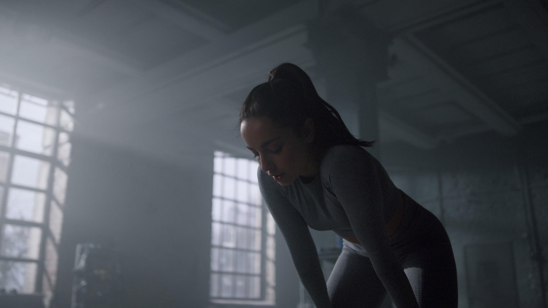 女运动员在有氧运动后站在健身房休息视频的预览图