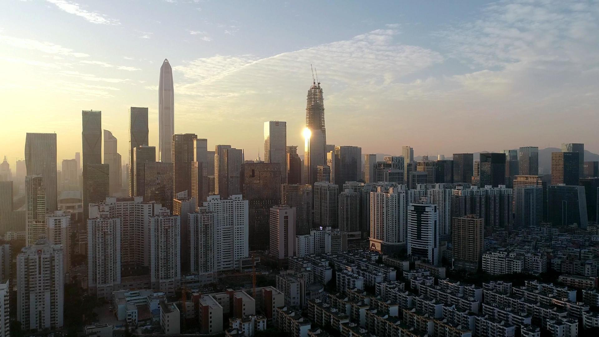 深圳福田区夕阳下的中心城市4K航拍视频的预览图