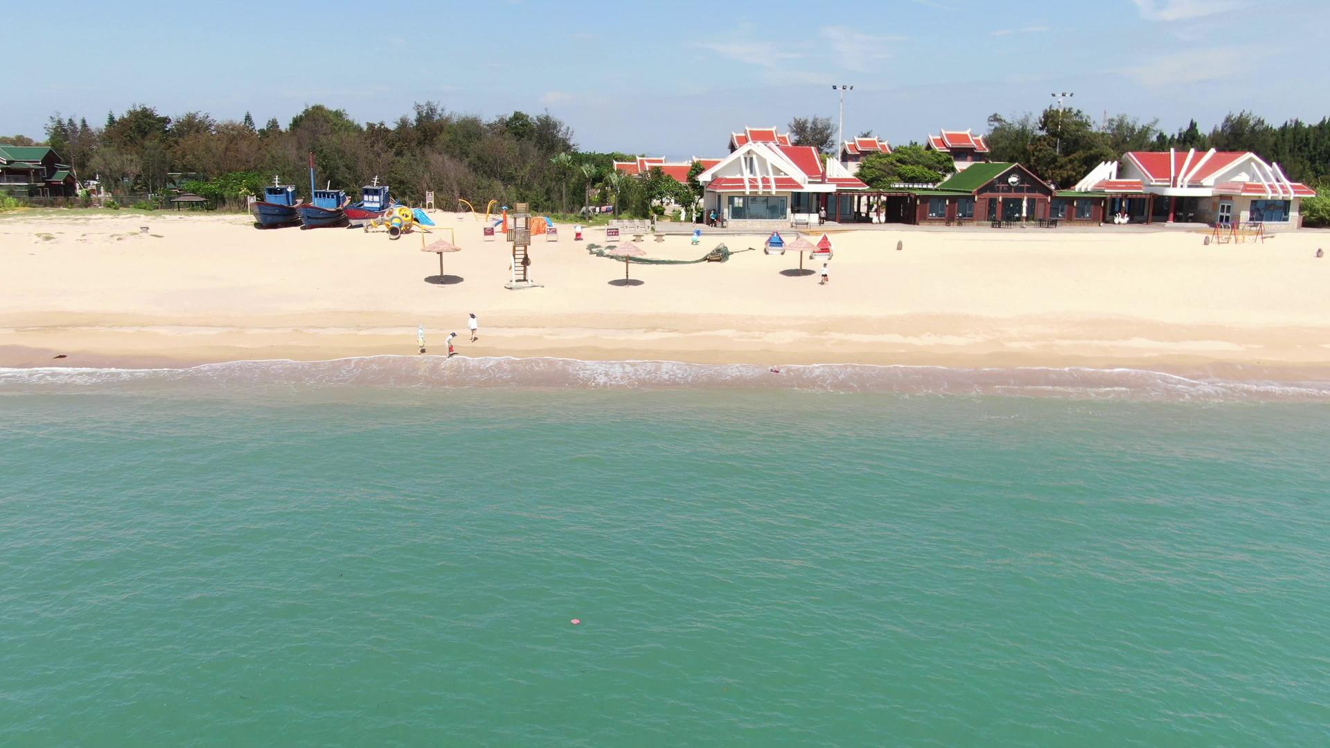 航拍夏日海边沙滩视频的预览图