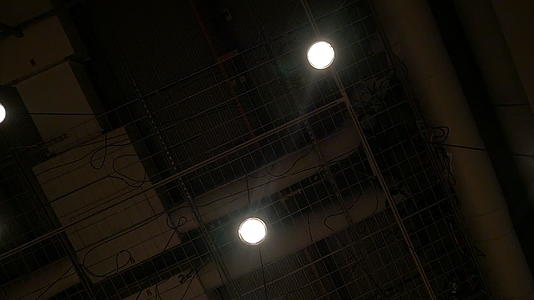 上吊灯的暗天花板视频的预览图