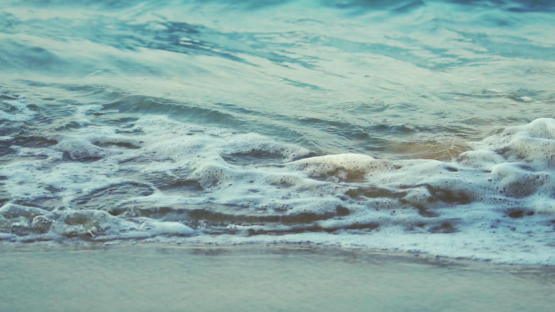 波纹波在海边缓慢移动早晨清澈的海水和海滩在海岸线上视频的预览图