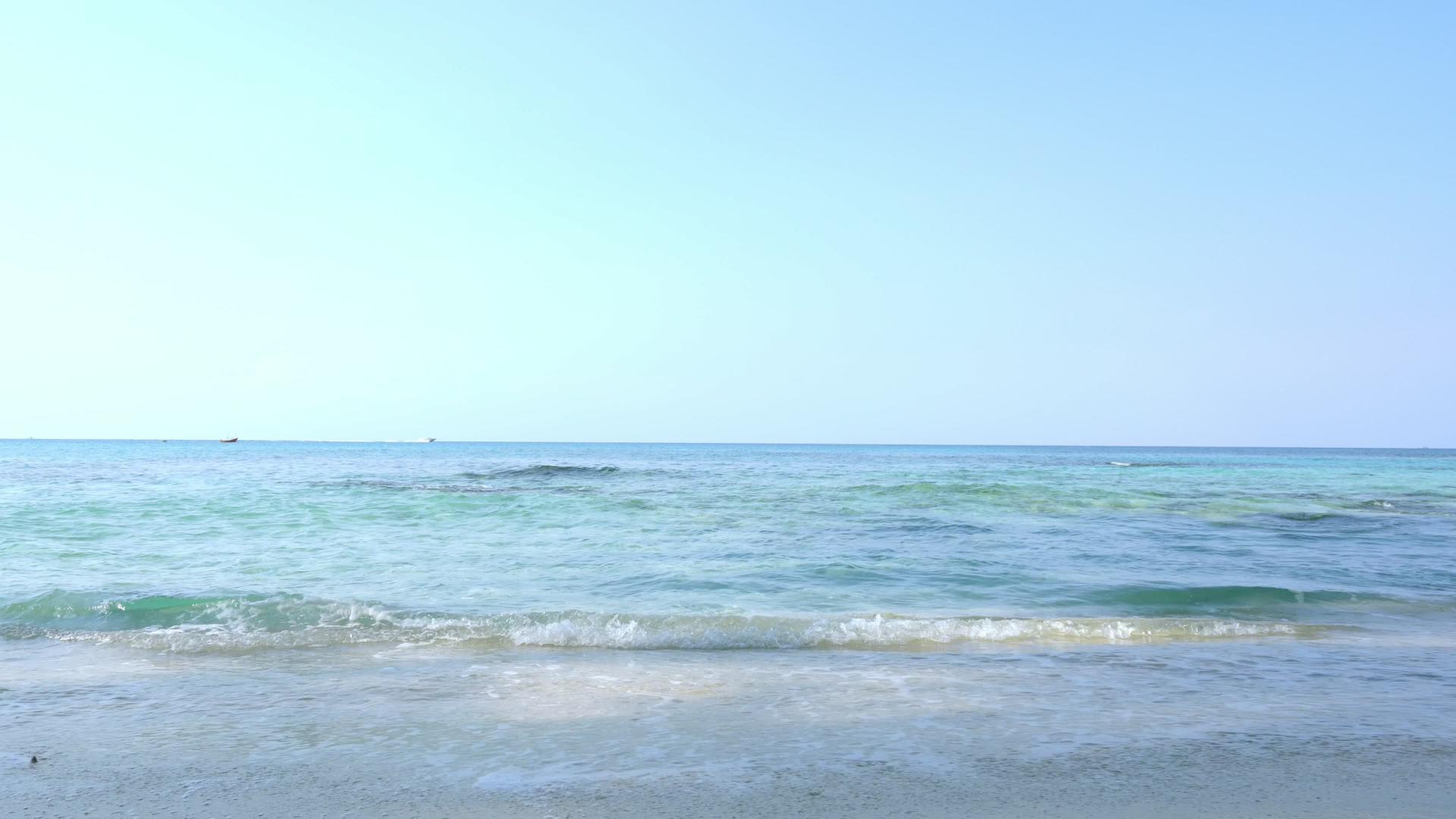 早晨的海滩海滩上的涟漪和蓝色和粉红色的天空视频的预览图
