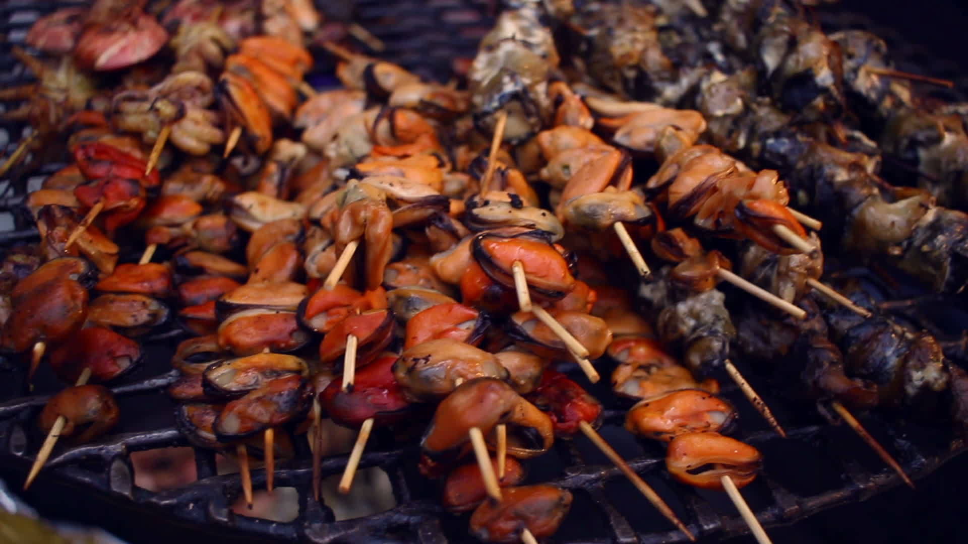 烧烤炉上的食物视频的预览图
