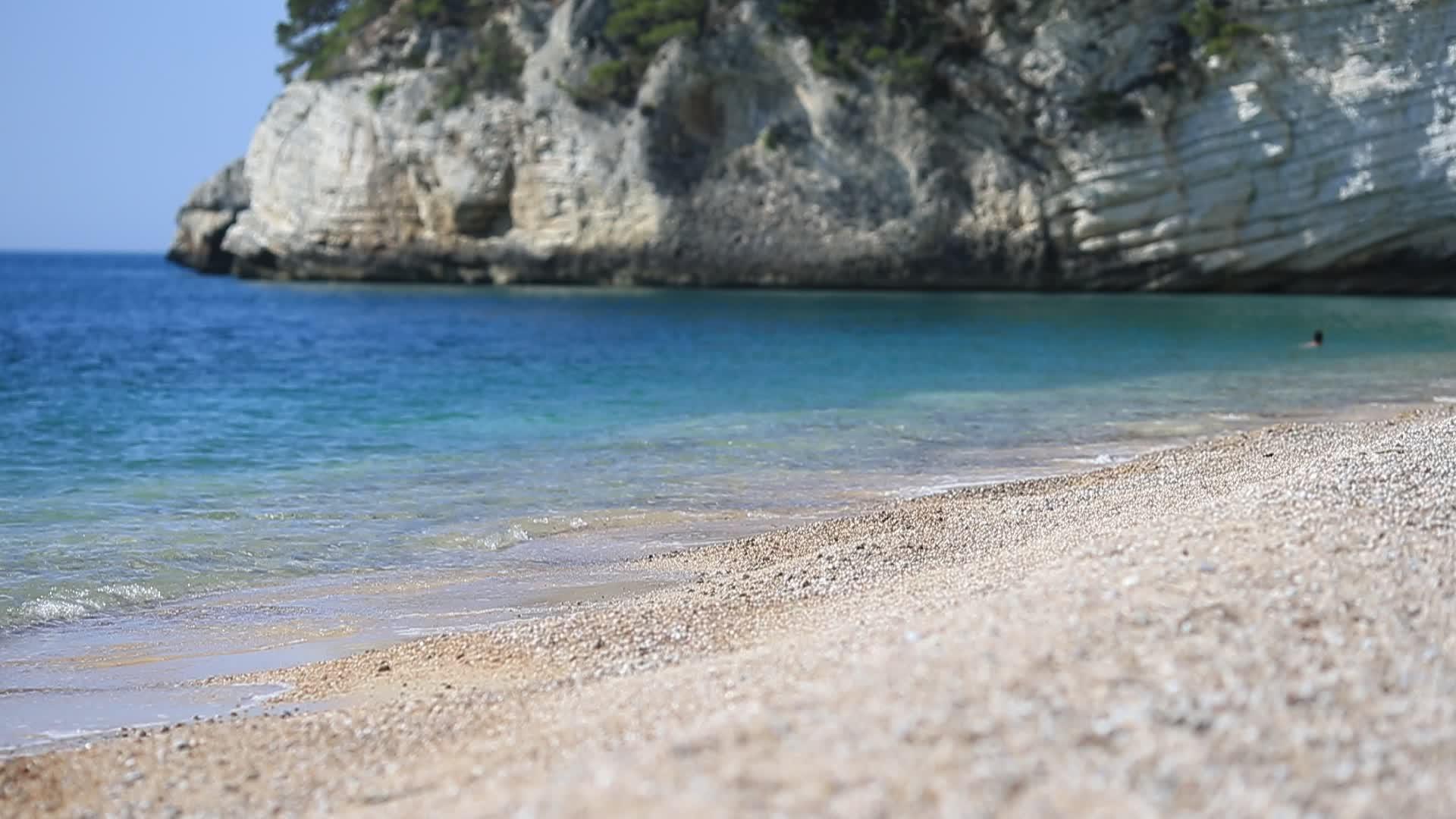欧洲海滩海洋中含有绿色的石头视频的预览图