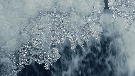 融化的冰和泉水和水滴视频的预览图