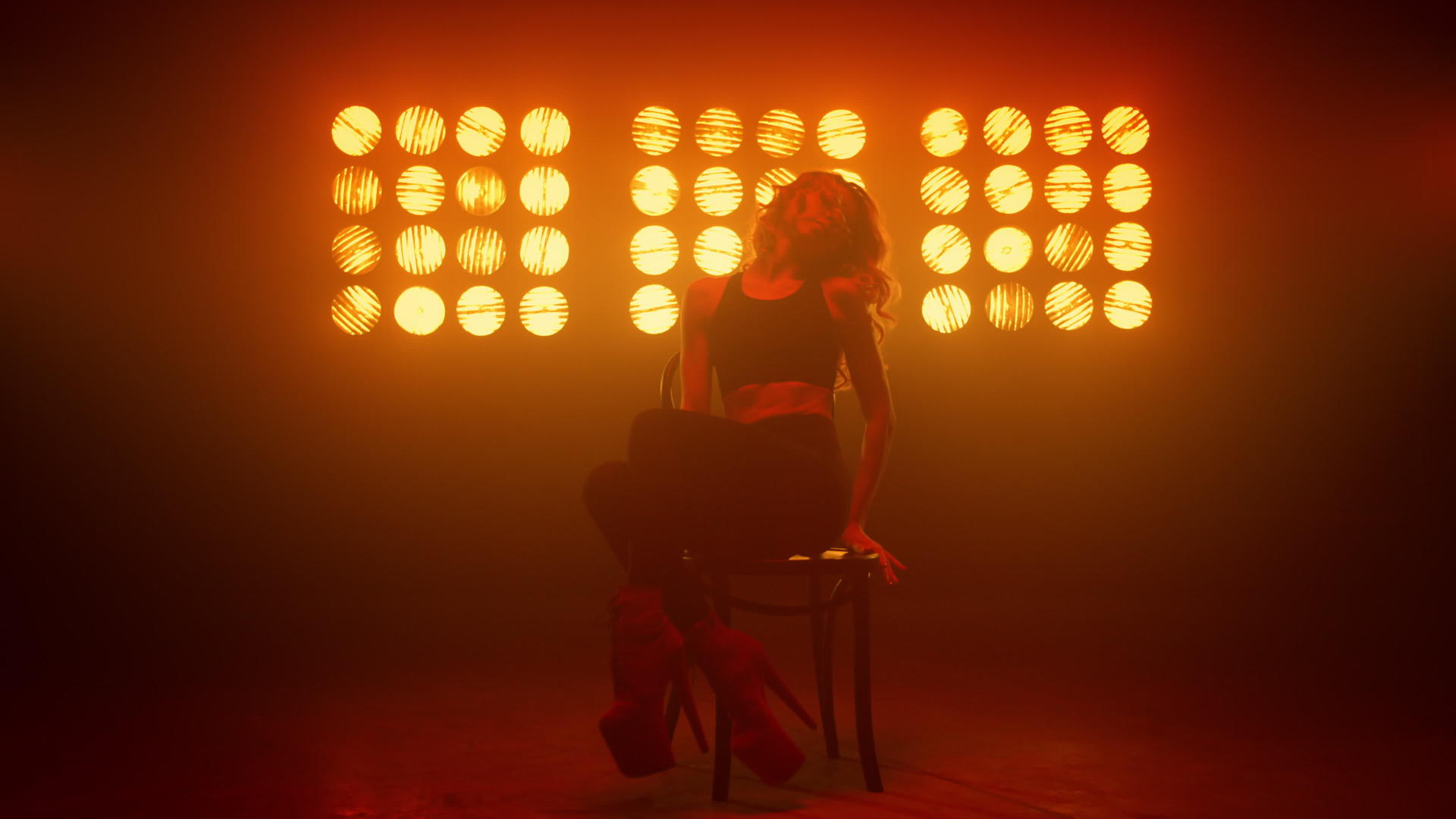 女人在俱乐部的椅子上跳舞视频的预览图
