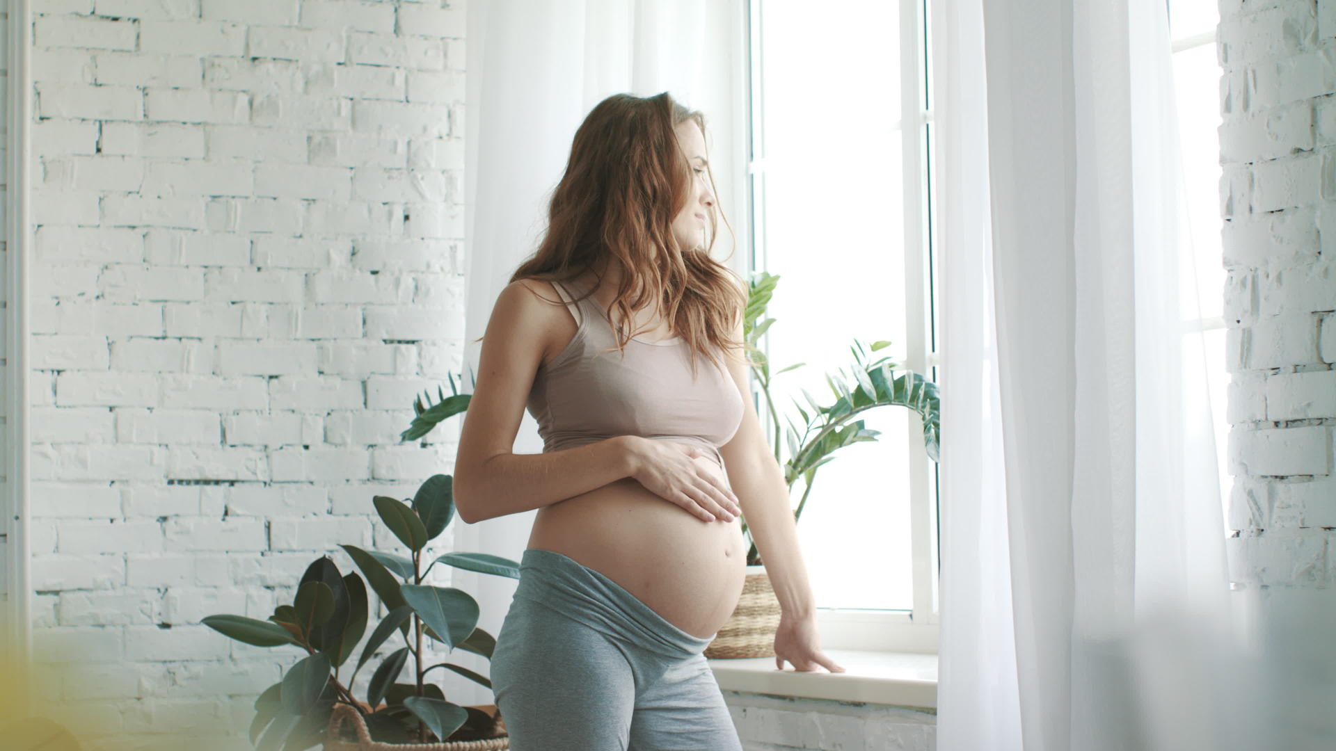 孕妇在窗前抚摸肚子视频的预览图