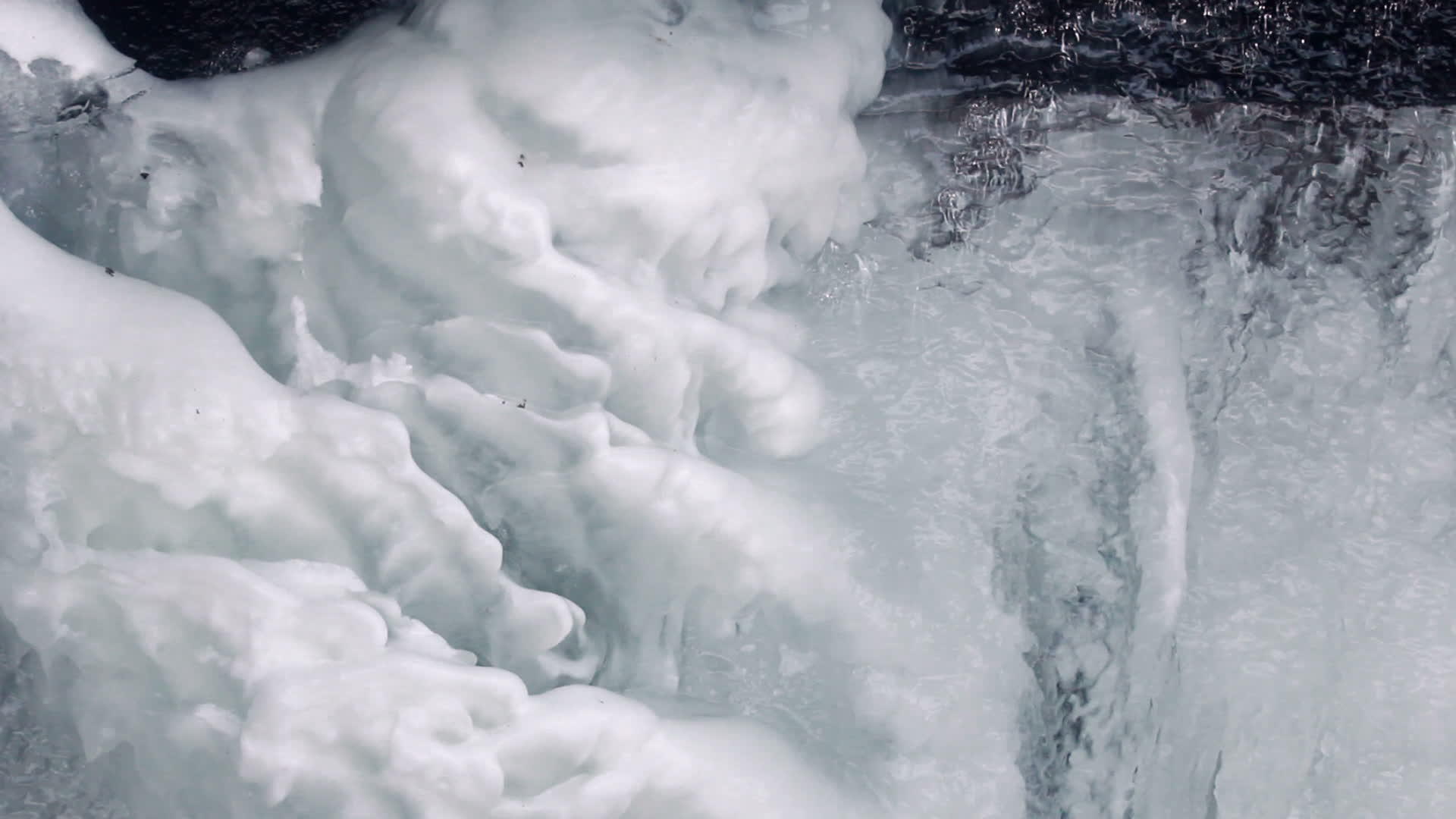 冰和水冬仙境冰下流水视频的预览图