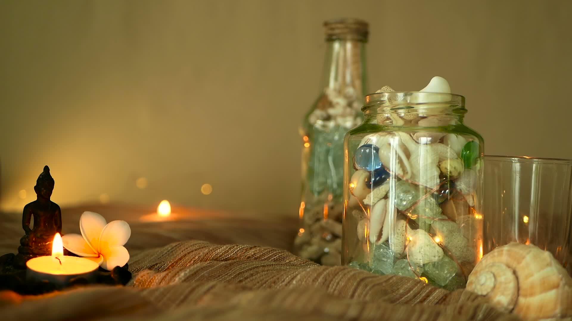 玻璃瓶里装满了带有烛光的贝壳珊瑚的海洋物品视频的预览图