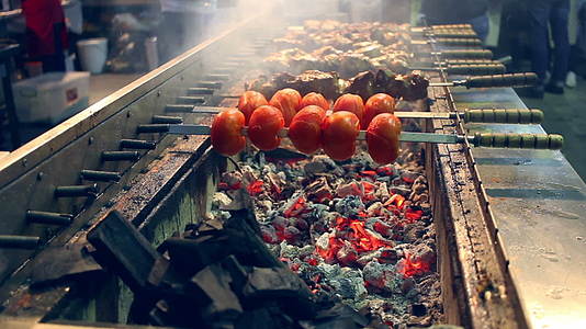 街头食品节上的红番茄和大芒果视频的预览图