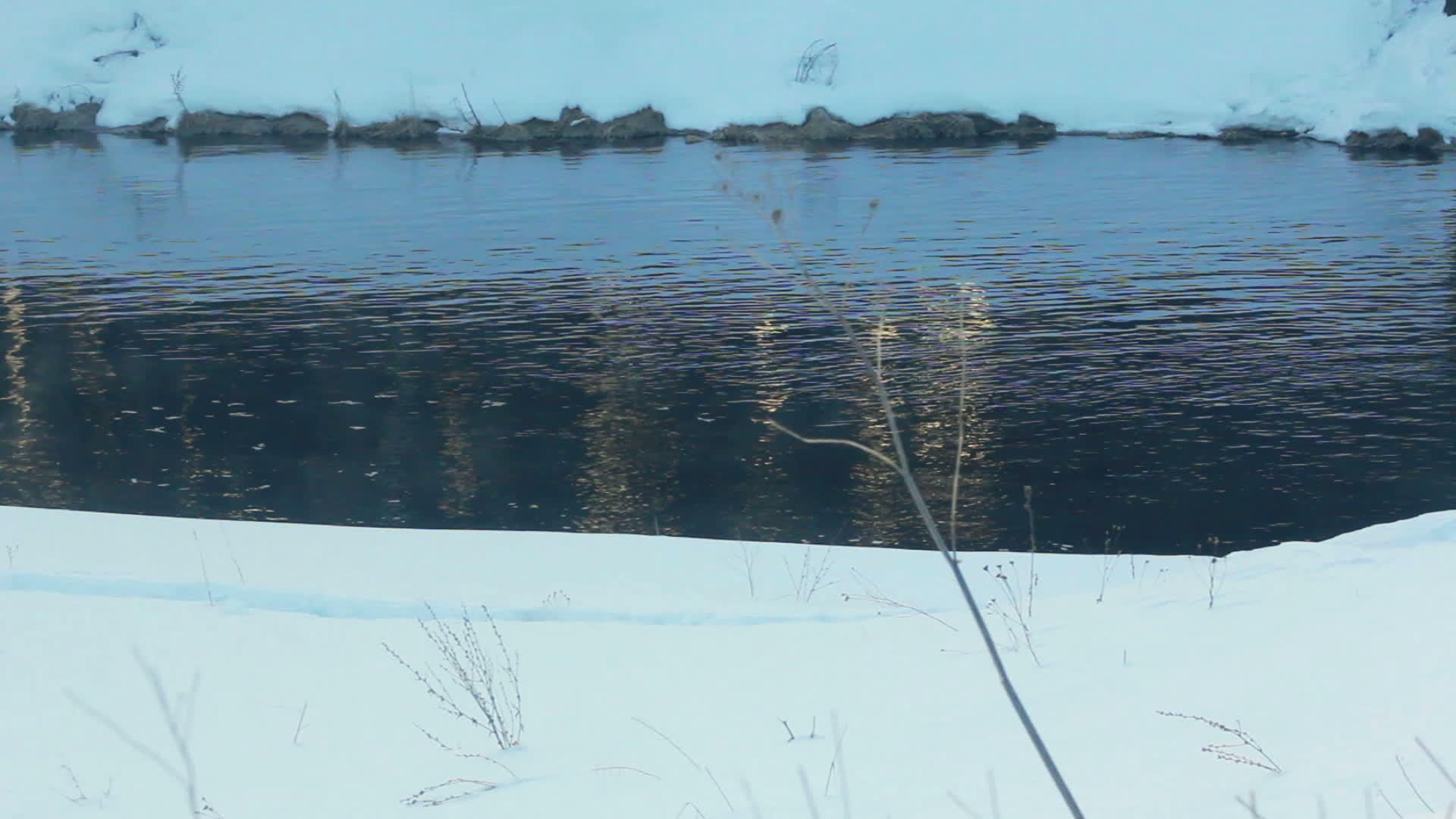 冬季河带光反射面带光反射的河面雪覆盖岸视频的预览图